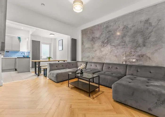 Modern Centre Townhouse Sleeps 10 & Parking * Manchester