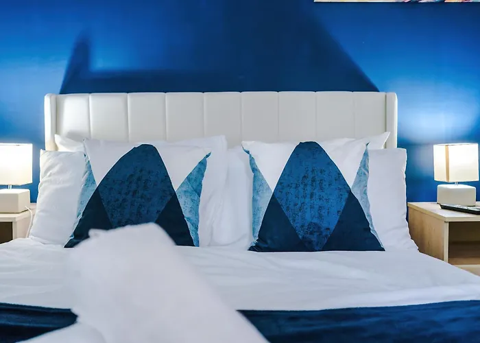 New Large 4 Bedroom House, Sleeps 9, Games Room, Free Parking, Ps4 *