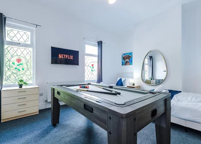 New Large 4 Bedroom House, Sleeps 9, Games Room, Free Parking, Ps4 펜션 맨체스터