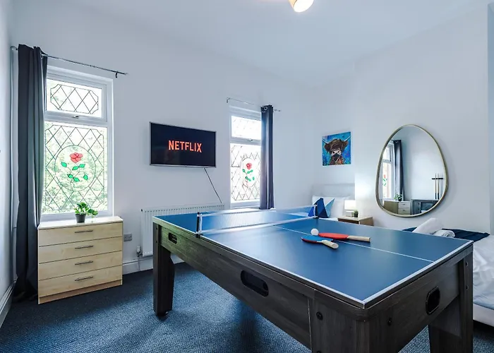 New Large 4 Bedroom House, Sleeps 9, Games Room, Free Parking, Ps4 맨체스터