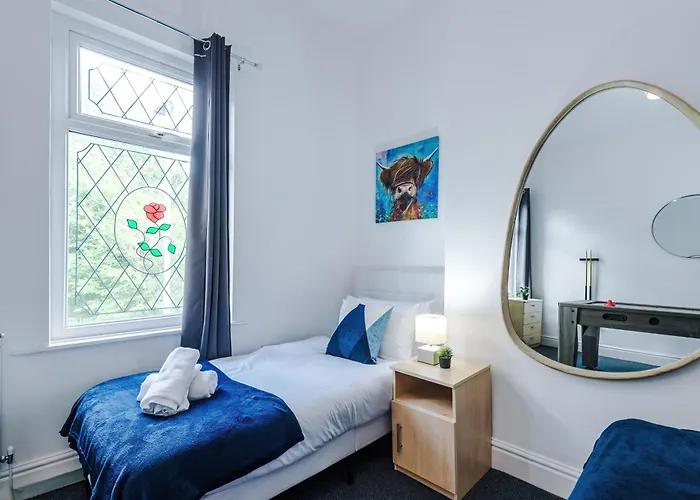 펜션 New Large 4 Bedroom House, Sleeps 9, Games Room, Free Parking, Ps4 맨체스터