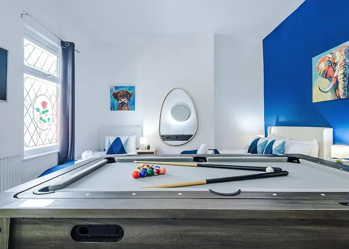 New Large 4 Bedroom House, Sleeps 9, Games Room, Free Parking, Ps4 맨체스터