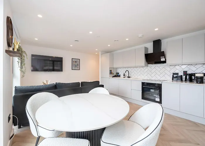 Supernova & Views * מנצ'סטר