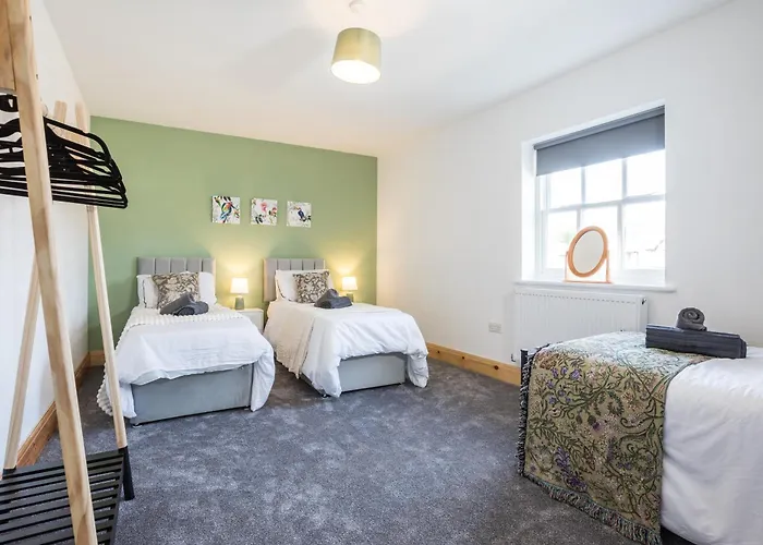 Retreat, Free Parking & Sleeps 5 Apartament