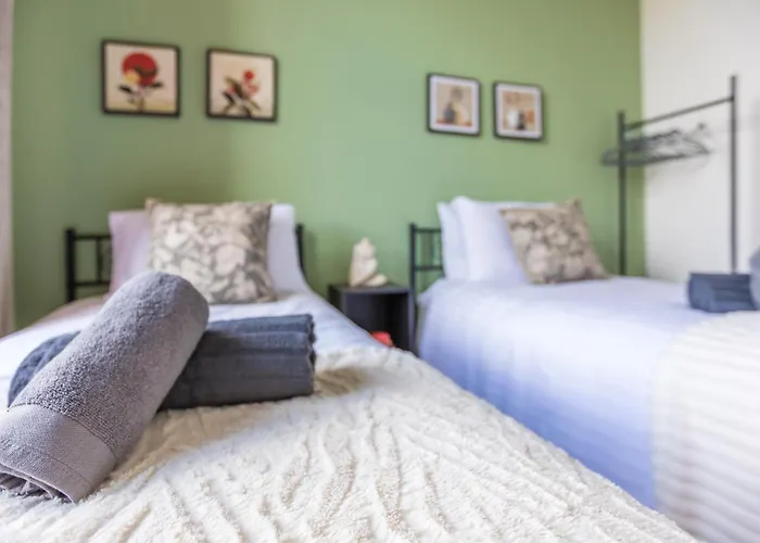 Retreat, Free Parking & Sleeps 5 *