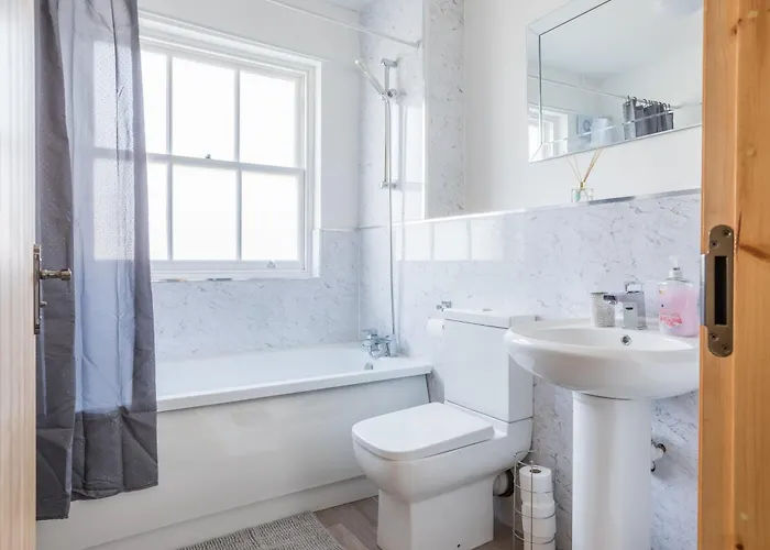 Retreat, Free Parking & Sleeps 5 * Manchester