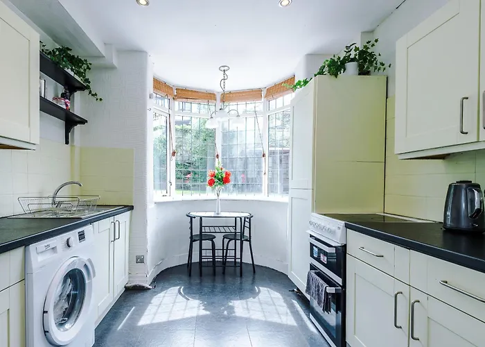 3 Bedroom In Prestwich 15 Mins From Centre Garden Free Parking Superfast Wifi Netflix Nyaraló *