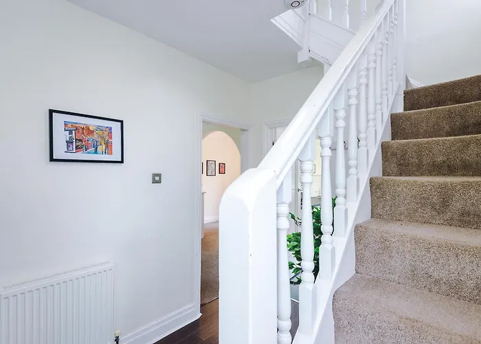 3 Bedroom In Prestwich 15 Mins From Centre Garden Free Parking Superfast Wifi Netflix * Manchester