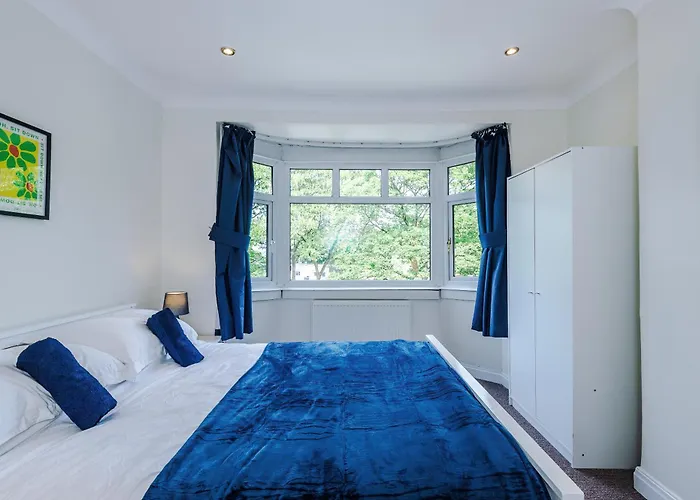 3 Bedroom In Prestwich 15 Mins From Centre Garden Free Parking Superfast Wifi Netflix