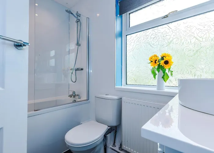 3 Bedroom In Prestwich 15 Mins From Centre Garden Free Parking Superfast Wifi Netflix