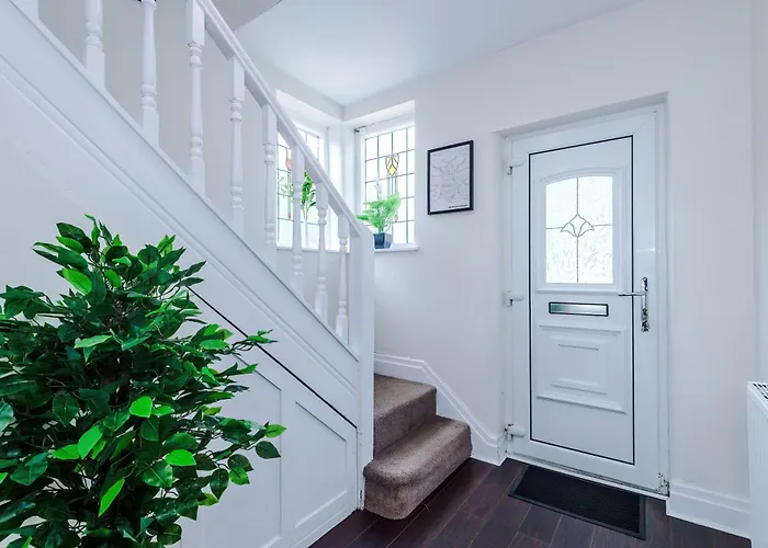 Semesterbostad 3 Bedroom In Prestwich 15 Mins From Centre Garden Free Parking Superfast Wifi Netflix *