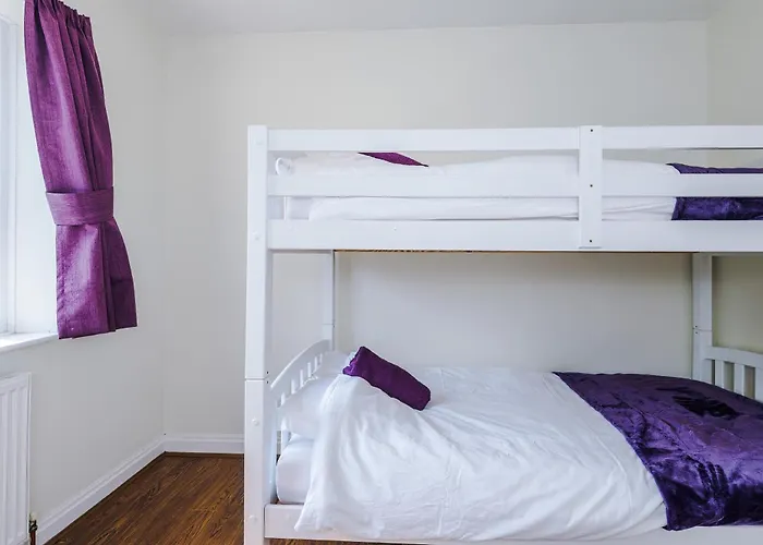 3 Bedroom In Prestwich 15 Mins From Centre Garden Free Parking Superfast Wifi Netflix Semesterbostad Manchester