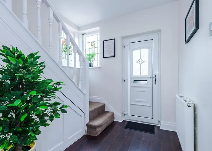 3 Bedroom In Prestwich 15 Mins From Centre Garden Free Parking Superfast Wifi Netflix * Manchester