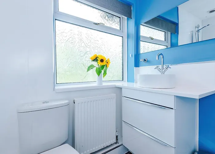 3 Bedroom In Prestwich 15 Mins From Centre Garden Free Parking Superfast Wifi Netflix * Manchester