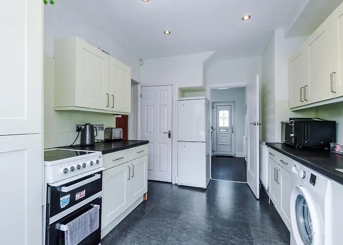 3 Bedroom In Prestwich 15 Mins From Centre Garden Free Parking Superfast Wifi Netflix Nyaraló *