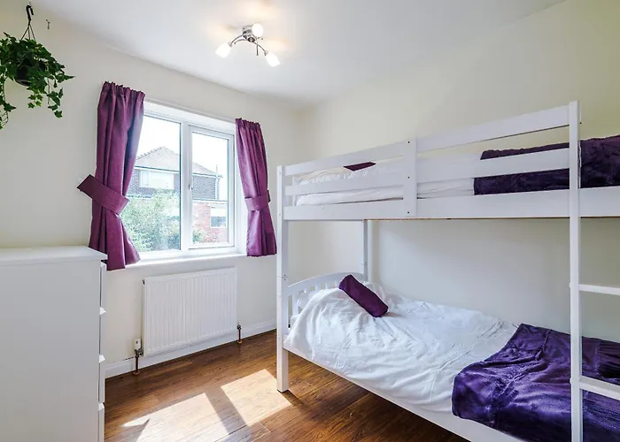 Semesterbostad 3 Bedroom In Prestwich 15 Mins From Centre Garden Free Parking Superfast Wifi Netflix *