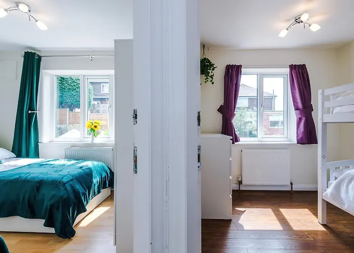 3 Bedroom In Prestwich 15 Mins From Centre Garden Free Parking Superfast Wifi Netflix Semesterbostad