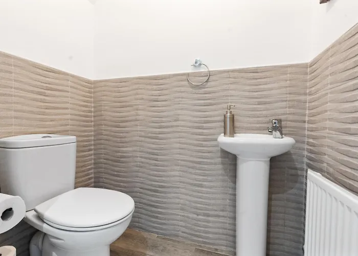 بيت للعطل Spacious 4-bed Near Links