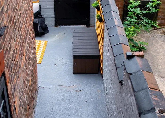 Sleeps 14 The Old Trafford Family Zen By Genesis Living