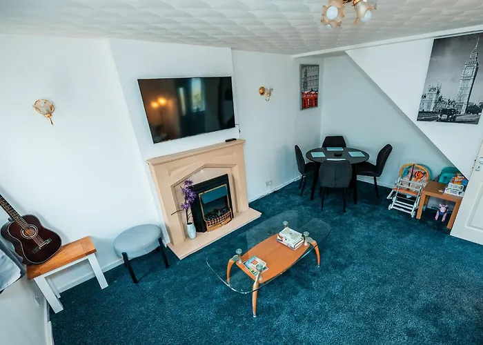 3-bed Retreat - Sleeps 8 Garden & Parking 펜션