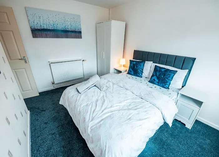 3-bed Retreat - Sleeps 8 Garden & Parking 펜션