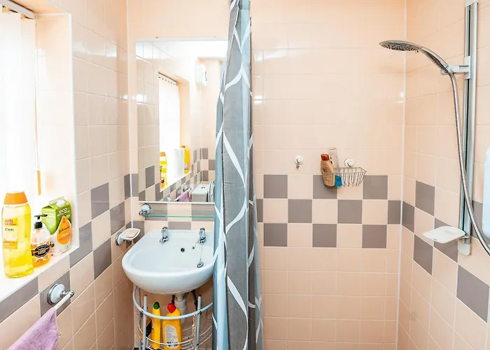 3-bed Retreat - Sleeps 8 Garden & Parking 펜션 *