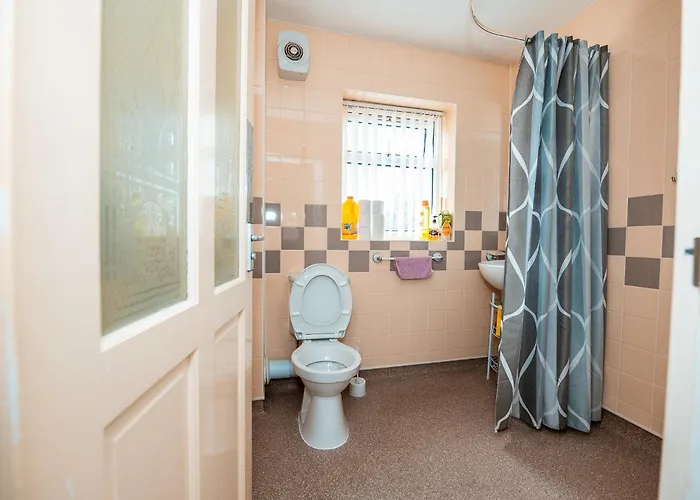 3-bed Retreat - Sleeps 8 Garden & Parking * Манчестер