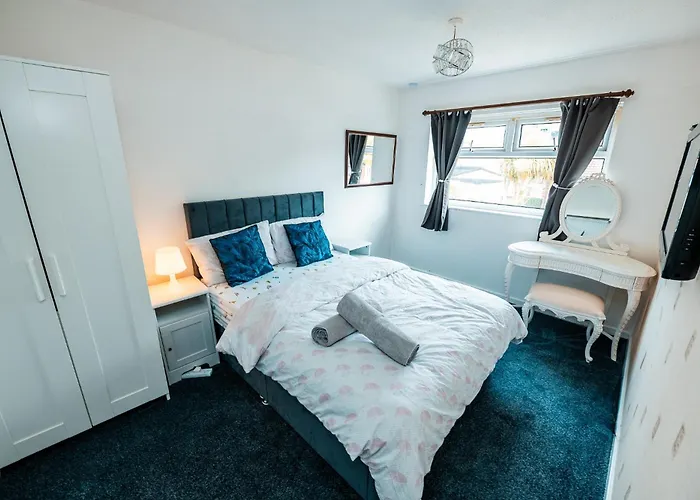 Дом отдыха 3-bed Retreat - Sleeps 8 Garden & Parking Манчестер