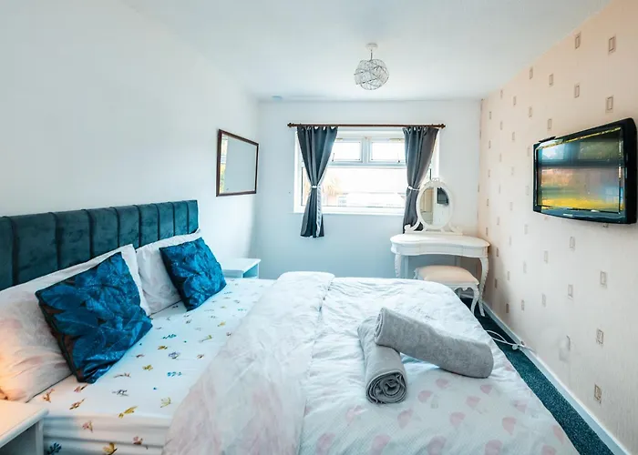 3-bed Retreat - Sleeps 8 Garden & Parking *