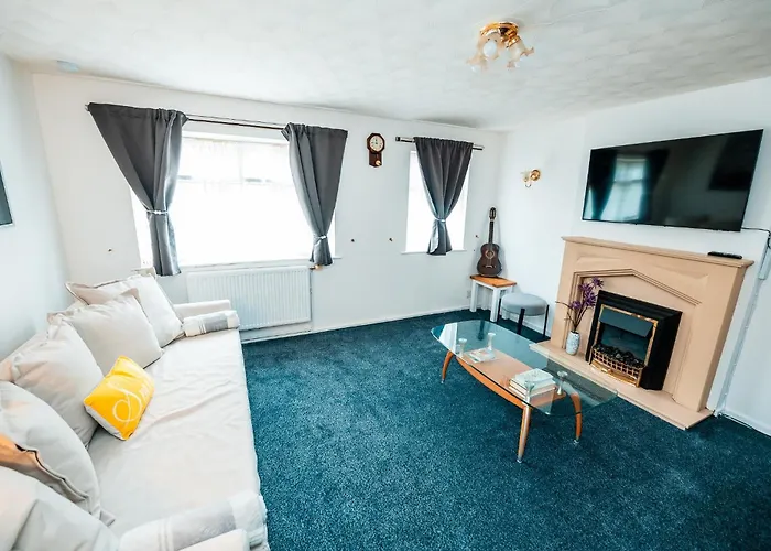 3-bed Retreat - Sleeps 8 Garden & Parking * Манчестер