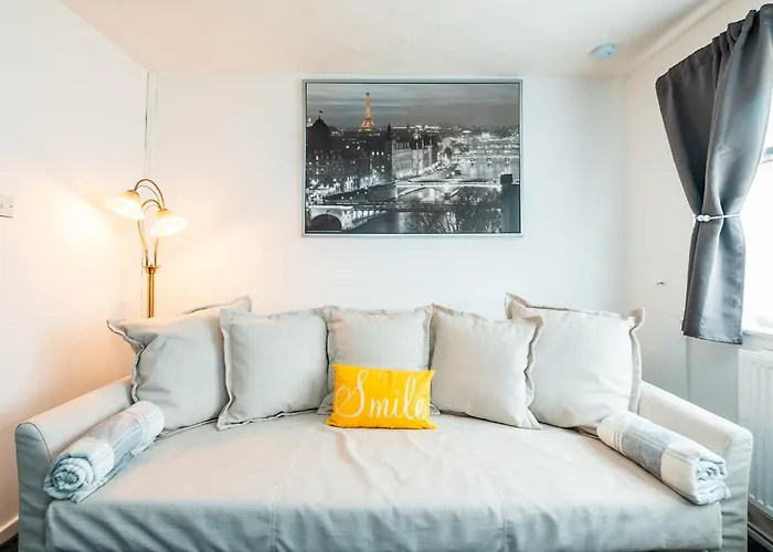 3-bed Retreat - Sleeps 8 Garden & Parking