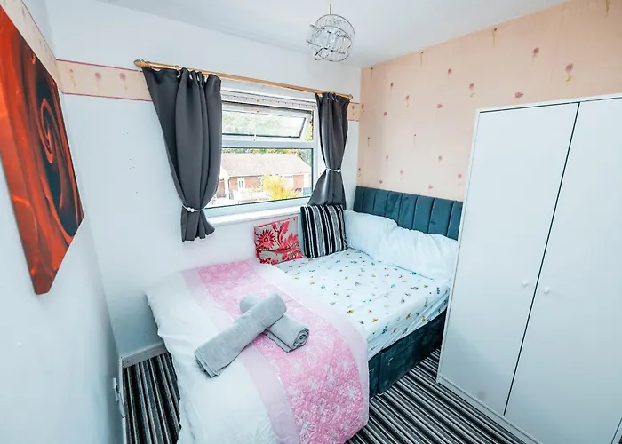 3-bed Retreat - Sleeps 8 Garden & Parking