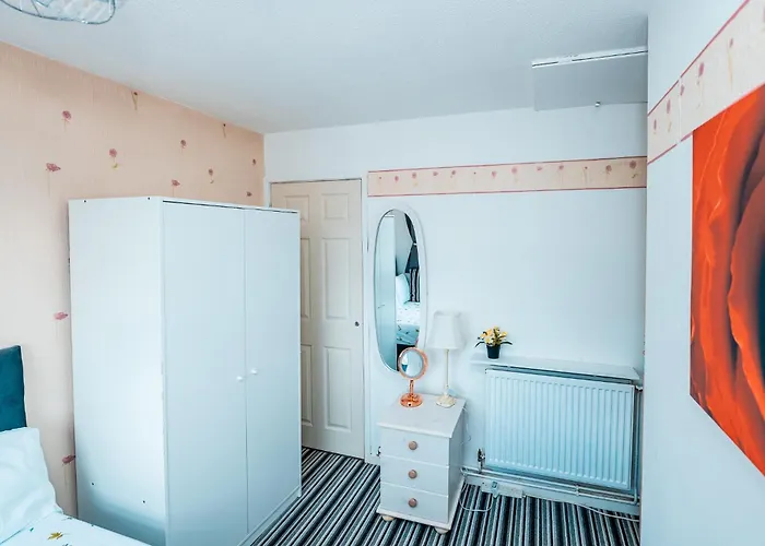 3-bed Retreat - Sleeps 8 Garden & Parking * Манчестер