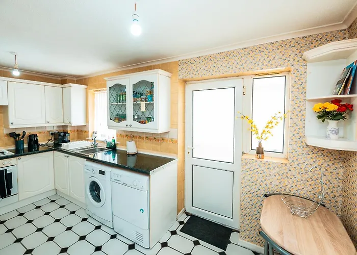 3-bed Retreat - Sleeps 8 Garden & Parking Дом отдыха