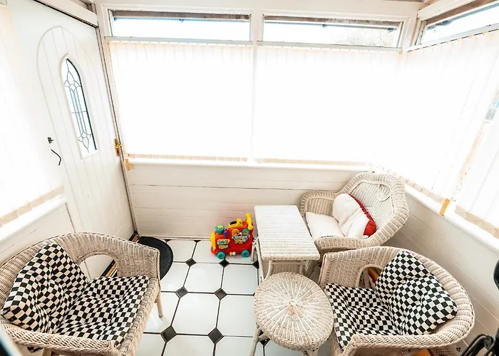 펜션 3-bed Retreat - Sleeps 8 Garden & Parking *