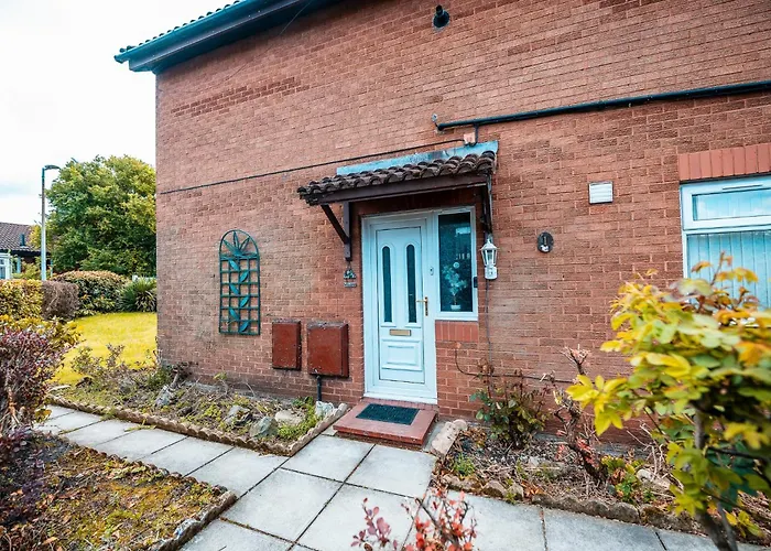 3-bed Retreat - Sleeps 8 Garden & Parking 맨체스터