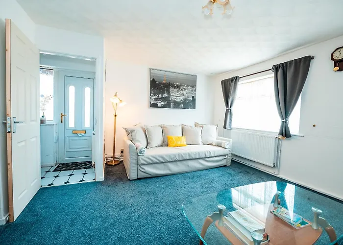 3-bed Retreat - Sleeps 8 Garden & Parking 맨체스터