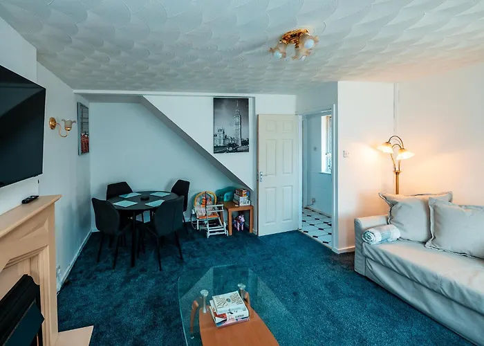 3-bed Retreat - Sleeps 8 Garden & Parking 펜션