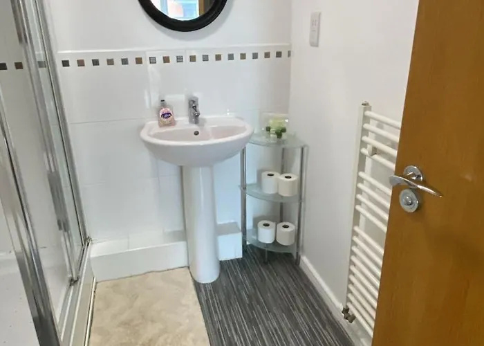 Stylish Spacious 2 Bed Balcony Nr Stadium *