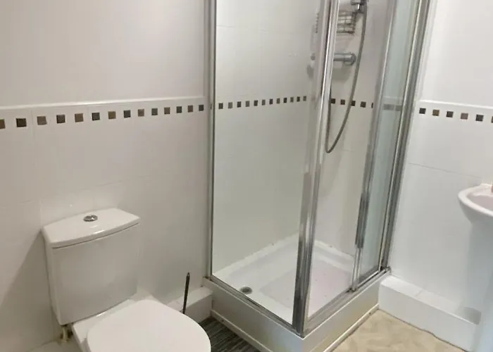 Stylish Spacious 2 Bed Balcony Nr Stadium *