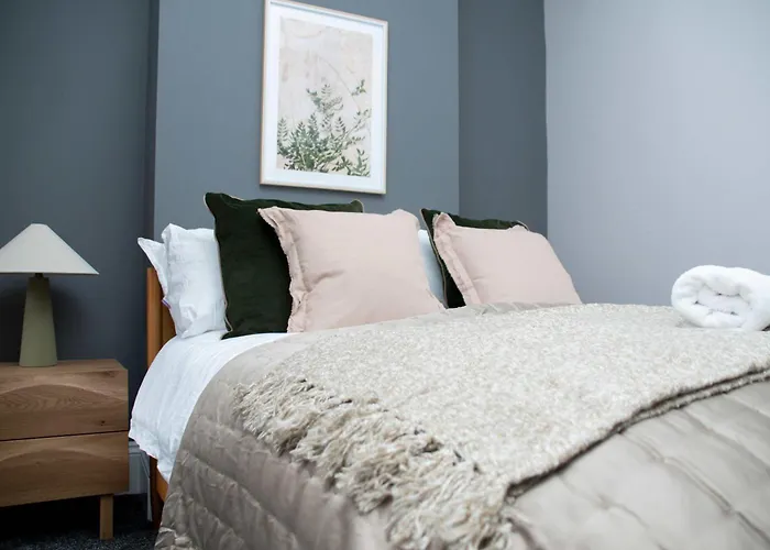 Sleeps 14 The Old Trafford Family Zen By Genesis Living