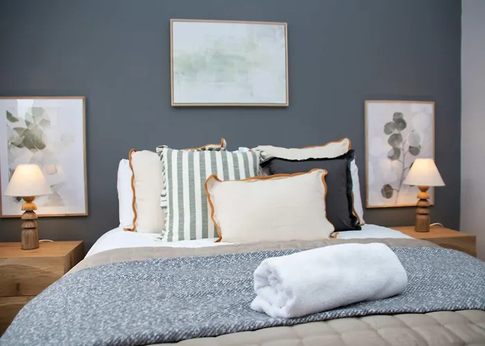 Sleeps 14 The Old Trafford Family Zen By Genesis Living Hébergement de vacances