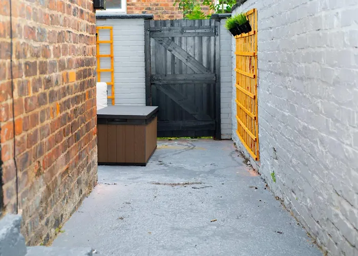 Sleeps 14 The Old Trafford Family Zen By Genesis Living Hébergement de vacances