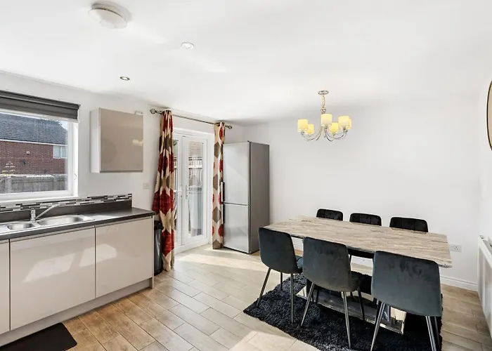 Spacious 4-bed Near Links