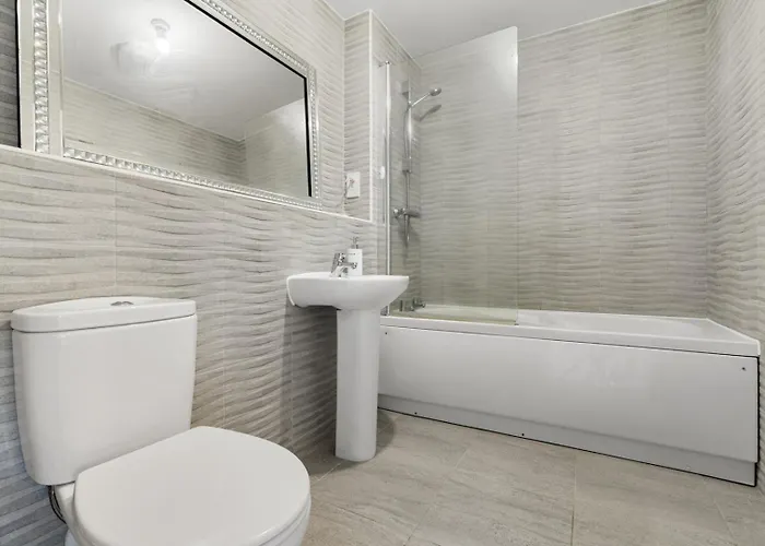 Spacious 4-bed Near Links Mánchester