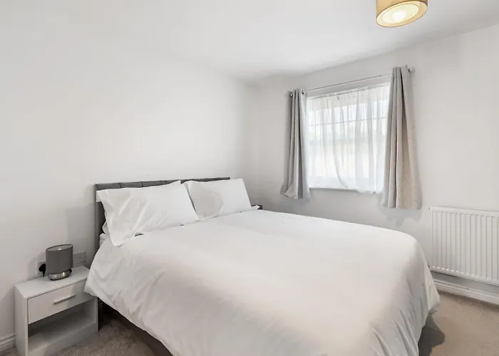 Spacious 4-bed Near Links