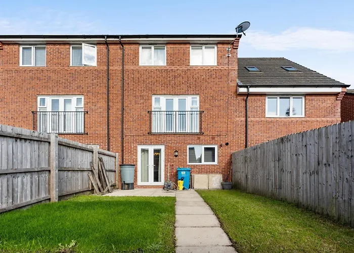 Spacious 4-bed Near Links *