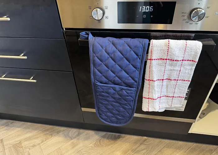 Dom wakacyjny Hub - 2br With Free Parking, Near Airport & Attractions *