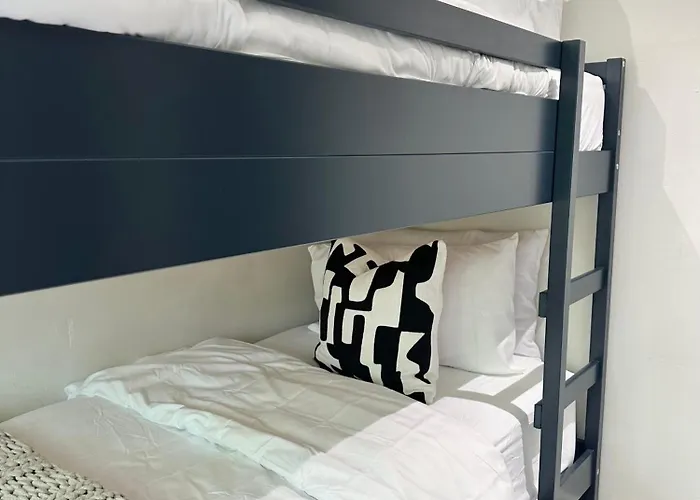 2Br House - Short Lets & Serviced Accommodation Manchester Ideal For Contractors With Free Parking Manchester