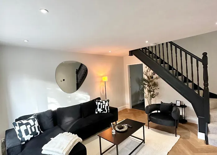 Holiday home 2Br House - Short Lets & Serviced Accommodation Manchester Ideal For Contractors With Free Parking